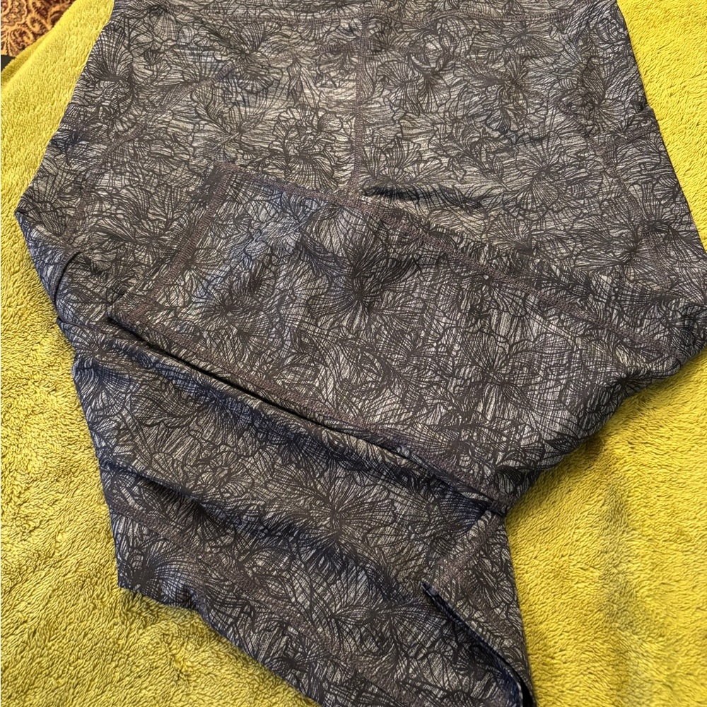 Patterned Yoga Pants - Picture 4 of 7